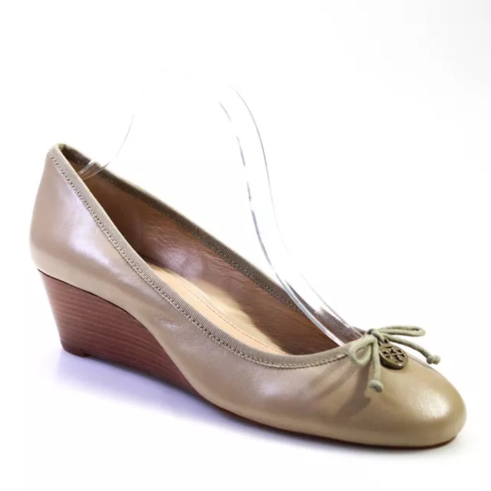 NWOB Tory Burch Women's Leather Round Toe Wedge Heel Pumps Beige Sz 9